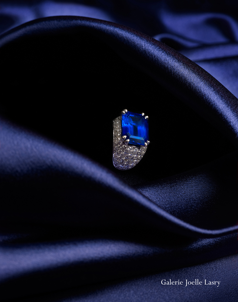 Reproduction photographique d'un bijou de Joelle-Lasry par Piotr Dzumala